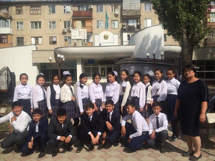 Мектебіміздің 8 сынып оқушылары Тараз қаласында орналасқан Абай кітапханасына барып, "Абай әлеміне" саяхат жасады