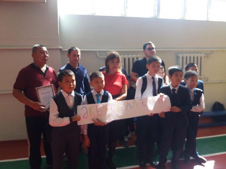 Әкелер күніне орай әкелерге арналған сайыстар өткізілді. Дене шынықтыру пәнінің мұғалімдерінің ұйымдастыруымен