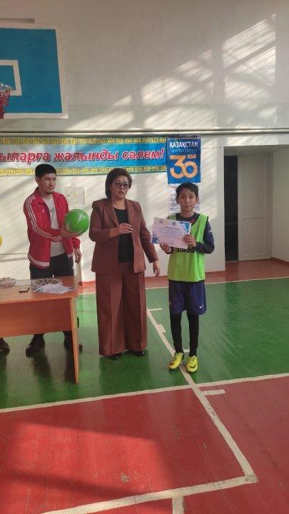 "Тарихы сырлы, ертеңі нұрлы - туған ел"спорттық ойындардан эстафеталық жарыс